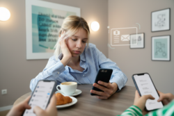 The response to unread messages can reveal much more about personal confidence than most people realize, according to psychology