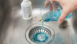 No vinegar and no baking soda: pour half a glass and the drain cleans itself